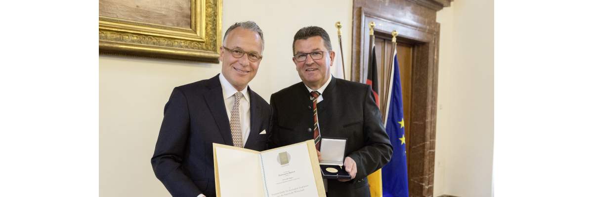 REHAU: Staatsmedaille für Jobst Wagner