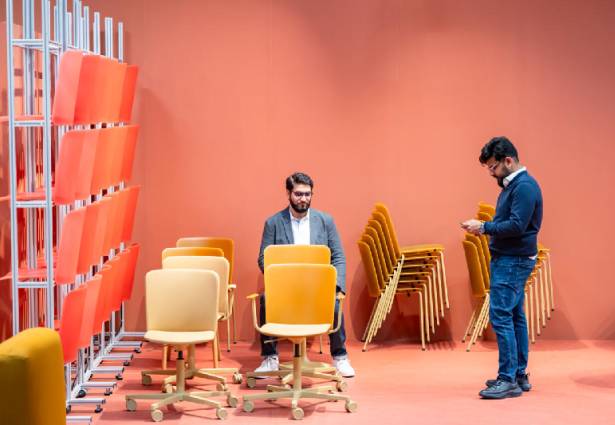 Neue ORGATEC-Studie: Jeder Dritte datet im Job