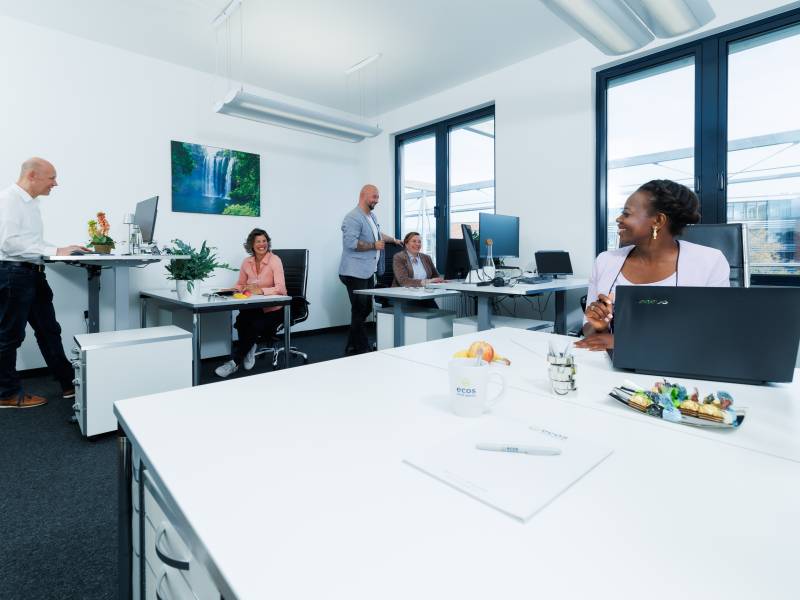 Büro mieten München als Teambüro oder Einzelbüro voll möbliert als serviced office mit flexiblen Arbeitsplätzen im Coworking-Space zusätzlich auch als hybrid office zu mieten in den ecos work spaces München