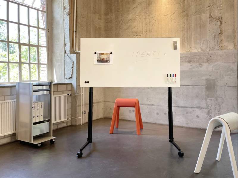 höhenverstellbarer Klapptisch mit Rollen Klapptische Büro Tischplatte mit magnetischer Whiteboardfunktion Identi dinamica flexo