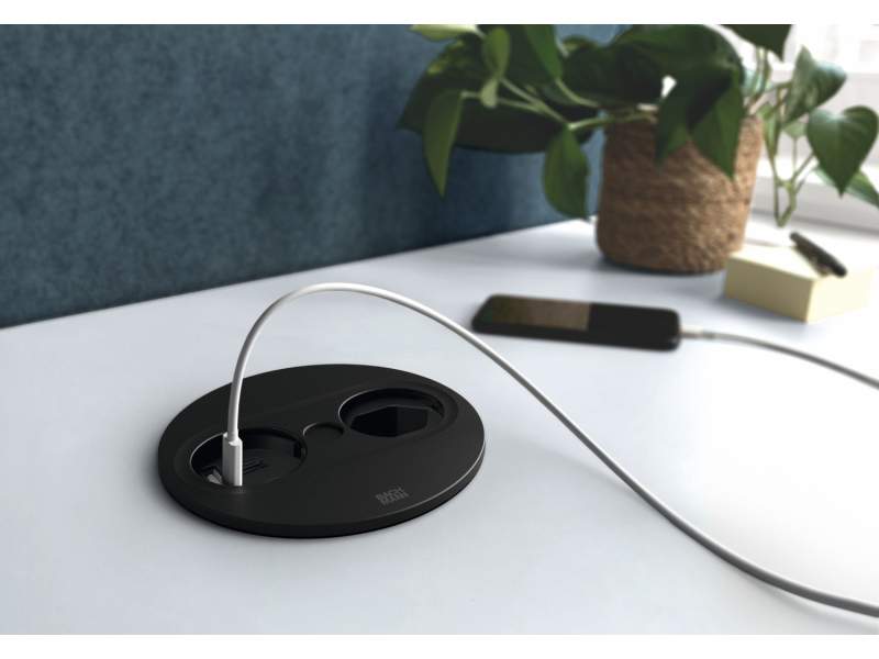 Runde Einbausteckdose BACHMANN TWIST 2 in Schwarz, mit USB-Anschluss und Stromversorgung, eingebaut in einer weißen Tischplatte