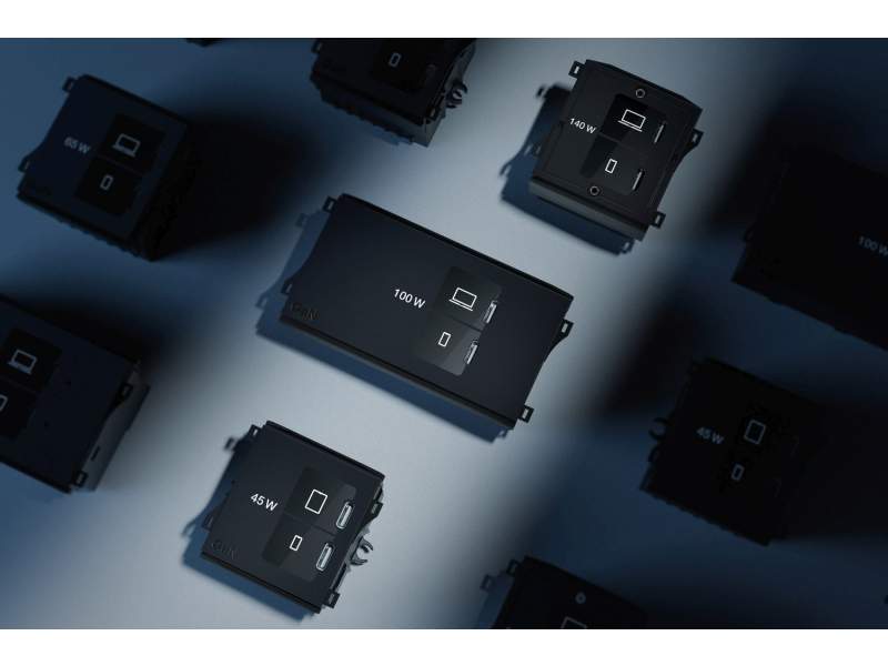 Verschiedene USB-C Next Generation Charger von Bachmann in Nahaufnahme – kompakte Module mit unterschiedlichen Leistungsstufen (45 W, 100 W, 140 W) für paralleles, effizientes Laden moderner Geräte mithilfe innovativer GaN-Technologie