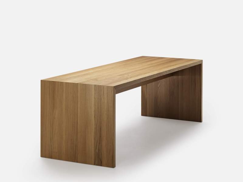 Schlichter Sitz-Tisch aus hellem Massivholz mit durchgehenden Seitenwangen im modernen Design, ideal für Konferenzräume oder Büroumgebungen
ZEMP WANGEN - SITZTISCH
