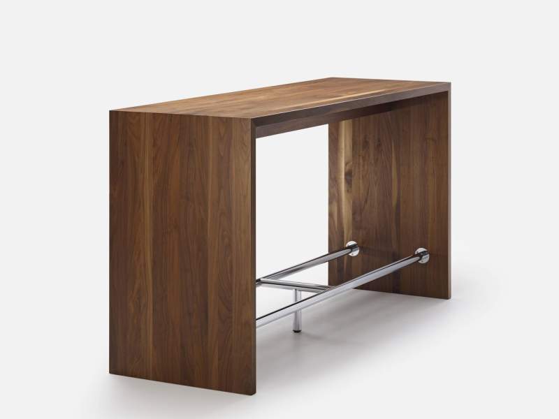 Moderner Stehtisch aus dunklem Holz mit massiven Seitenwangen und verchromter Fußstütze, ideal für Büro- oder Loungebereiche
ZEMP WANGEN - STEHTISCH