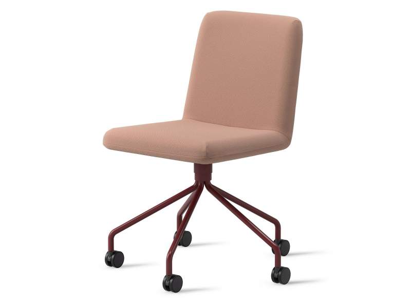 Stuhl Bolero von Skandiform mit gepolstertem Sitz und Rücken, rosa Bezug und rotem Drehkreuzgestell mit Rollen.