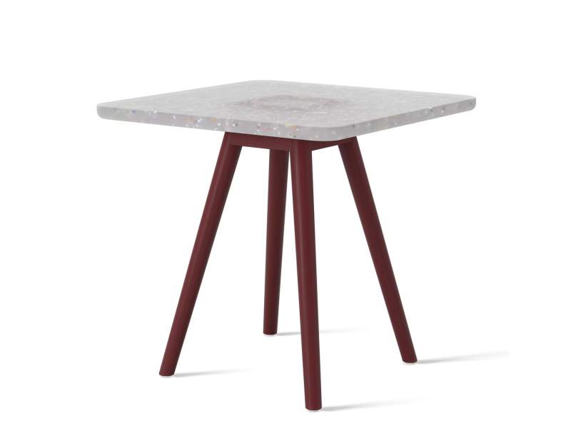 Beistelltisch Tinnef von Skandiform mit Tischplatte White Marbled aus recyceltem Kunststoff und rotem Holzgestell.