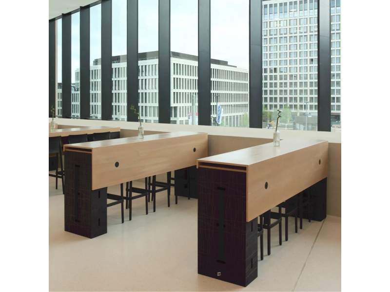 Westermann Products space companion L-Modul als modulares Tischelement in heller Holzoptik mit schwarzen Xbrick®-Elementen im modernen Arbeitsbereich