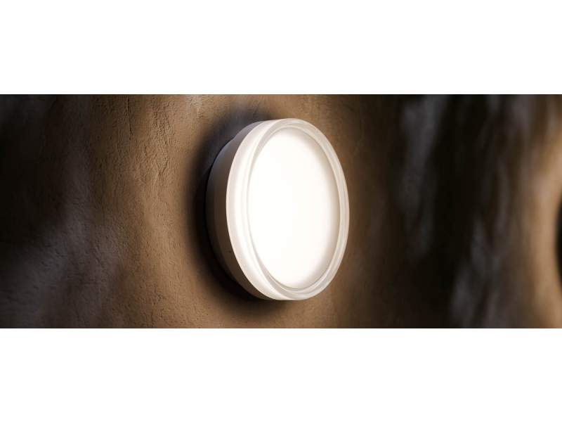 Nahaufnahme der REGENT Lunigo LED-Leuchte an Wand montiert – bruchsichere Echtglasabdeckung und homogenes Licht.