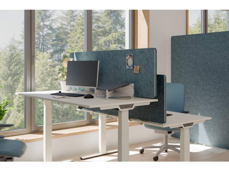 BELT Tischaufsatz von PALMBERG an ergonomischem Schreibtisch – moderne Akustiklösung fürs Büro