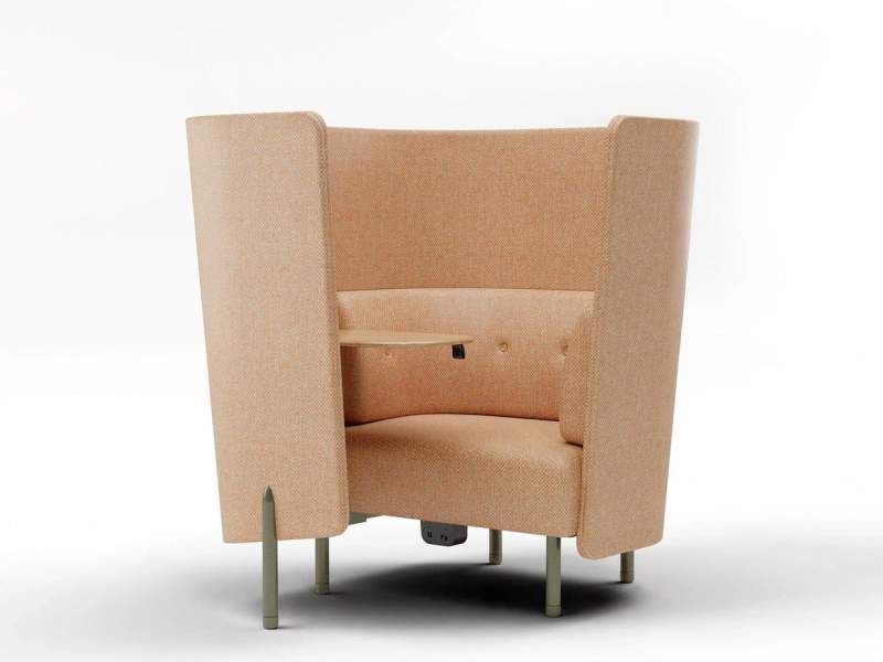 Orangebox Diggs – akustisch optimierte Einzelpersonenkabine mit hoher Rückenlehne, ergonomischer Sitzhaltung und Eichenarbeitsfläche für konzentriertes Arbeiten