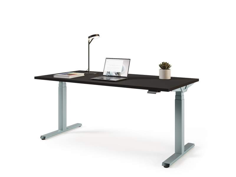 Höhenverstellbarer Cantaris Steh-Sitz-Tisch von Assmann in dunkler Ausführung mit Laptop, Lampe und Zubehör.