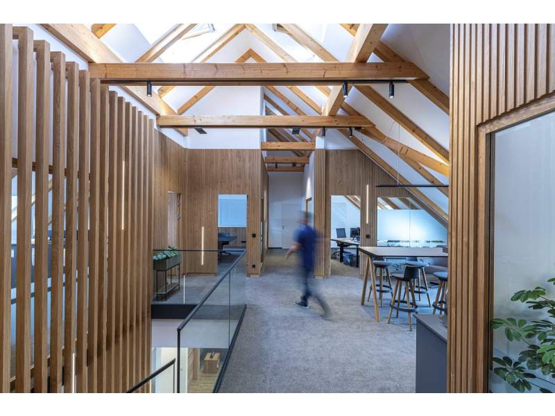 Moderne Büroflächen mit Holzelementen und Lichtplanung von ERCO Leuchten GmbH