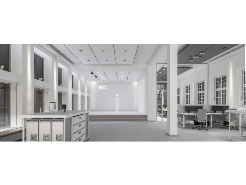 ERCO Showroom München mit zentraler Präsentationsfläche und architektonischer Lichtinszenierung im historischen Ledigenheim