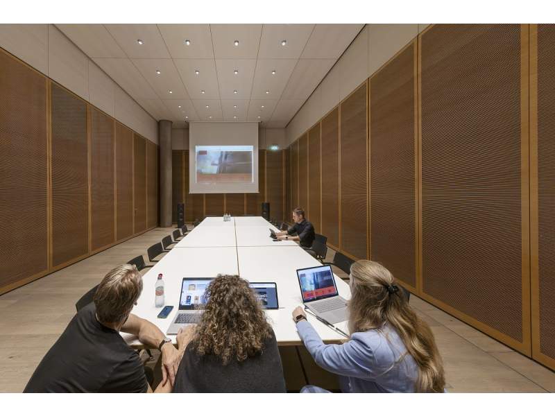 Auditorium im EDEL Music Headquarter Hamburg mit präziser ERCO Beleuchtung für Konferenzen und Veranstaltungen
