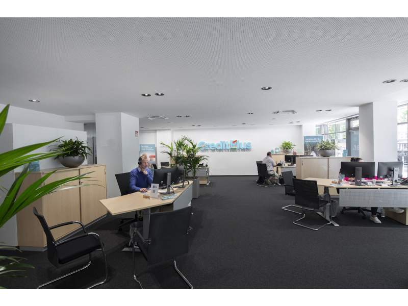 Open-Space-Büro der Creditplus Bank AG in Berlin mit integrierter ERCO Beleuchtung und klarer Arbeitsplatzstruktur