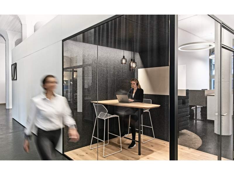 Arbeitsplatz mit Hochtisch und Barhockern in der neuen Arbeitswelt von Sennheiser in Zürich, gestaltet von Gehri AG