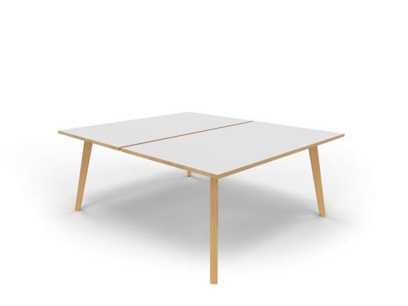 Teamtisch CONNECT.BENCH in Sitzhöhe mit heller Tischplatte und schräg gestellten Holzbeinen auf weißem Hintergrund