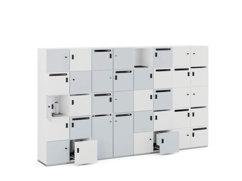Abschließbares Lockersystem mit modularen Schließfächern in hellen Farbtönen, teilweise geöffnet