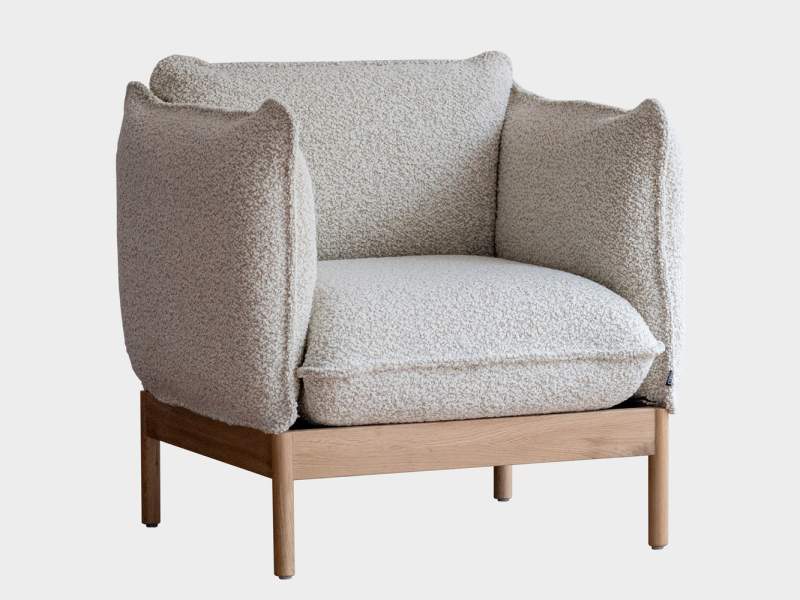 Loungesessel NC Nordic Care Cirrus mit gepolsterten Armlehnen und Holzgestell