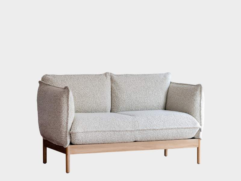 Zweisitziges Sofa NC Nordic Care Cirrus mit gepolsterten Armlehnen und Holzgestell