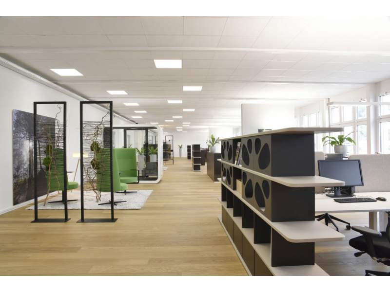 Lista Office LO Bauwerk Parkett Arbeitsbereich mit offenen Regalstrukturen und Schreibtischen im durchgängigen Raumkonzept