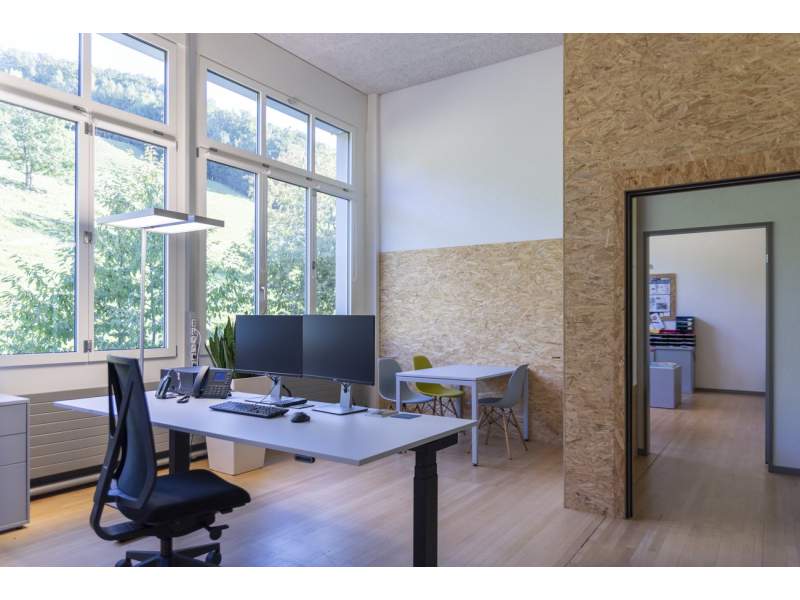 Lista Office LO zubischuhe.ch AG Arbeitsplatz mit Schreibtisch und Besprechungsecke im Büro mit Holzoberflächen