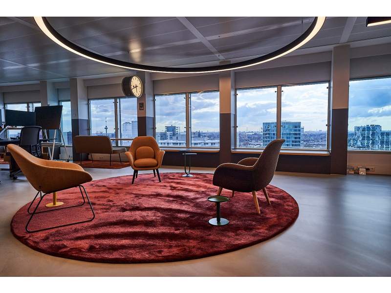 Lista Office LO Swisscom Rotterdam Loungebereich mit Sesseln auf Teppich und Fensterfront mit Stadtblick