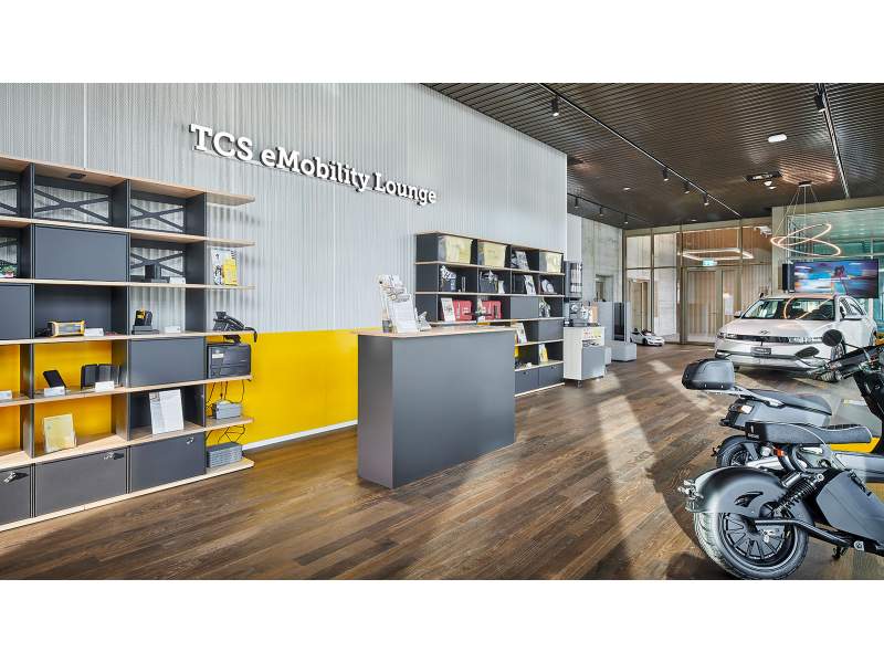 Lista Office LO TCS Bern Empfangsbereich mit Theke, Regalen und Wartezone im Eingangsbereich