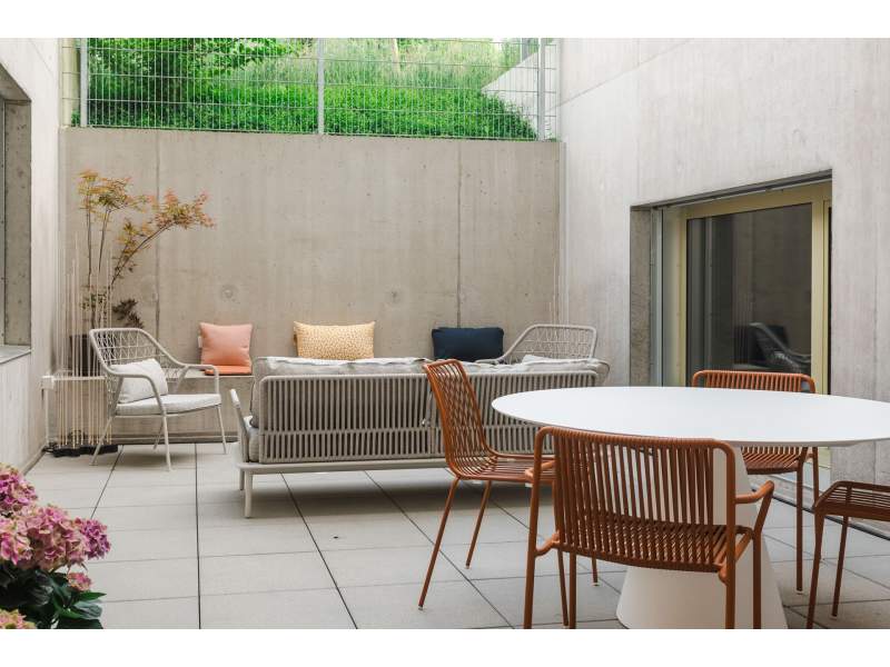 Lista Office LO Fribourg Showroom Außenbereich mit Sitzmöbeln und Tischen auf der Terrasse