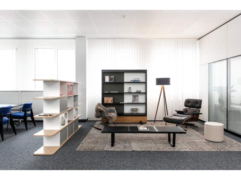 Lista Office LO Liechtenstein Showroom Wohnbereich mit Sitzmöbeln, Regalstruktur und Beistelltisch zur Präsentation von Einrichtungslösungen