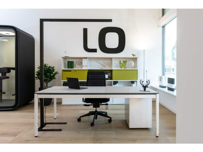 Lista Office LO Neuchâtel Showroom Arbeitsplatz mit Schreibtisch, Stauraum und Markenlogo im Hintergrund