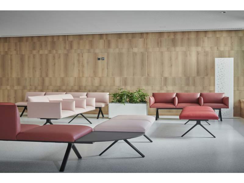 Lista Office LO Inselspital Bern Loungebereich mit Sitzmöbeln und Holzverkleidung als Aufenthaltszone