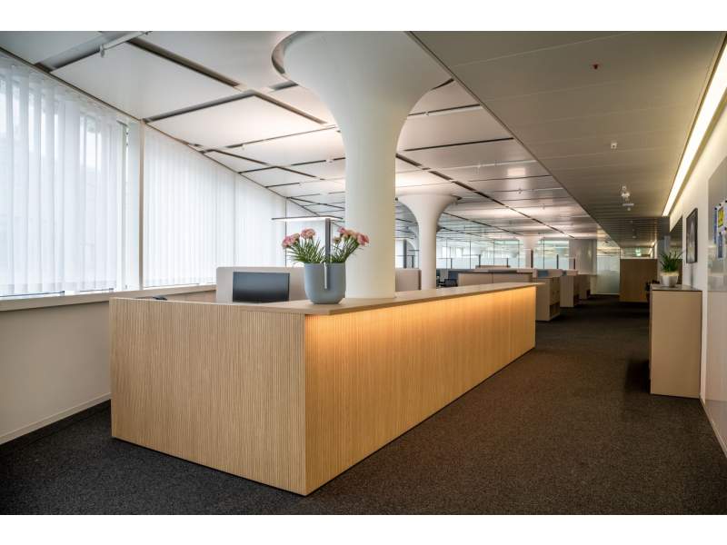 Lista Office LO Simply Services AG Empfangsbereich mit Holztheke und integrierter Beleuchtung als zentraler Anlaufpunkt