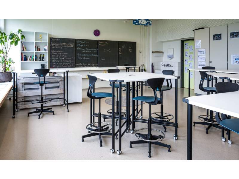 Lista Office LO Schulhaus Paradiesli Aarburg Unterrichtsraum mit höhenverstellbaren Tischen und Hockern für flexibles Lernen