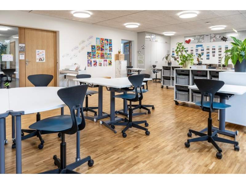 Lista Office LO Primarschule Degersheim Klassenzimmer mit beweglichen Schülertischen und Drehstühlen für flexibles Lernen