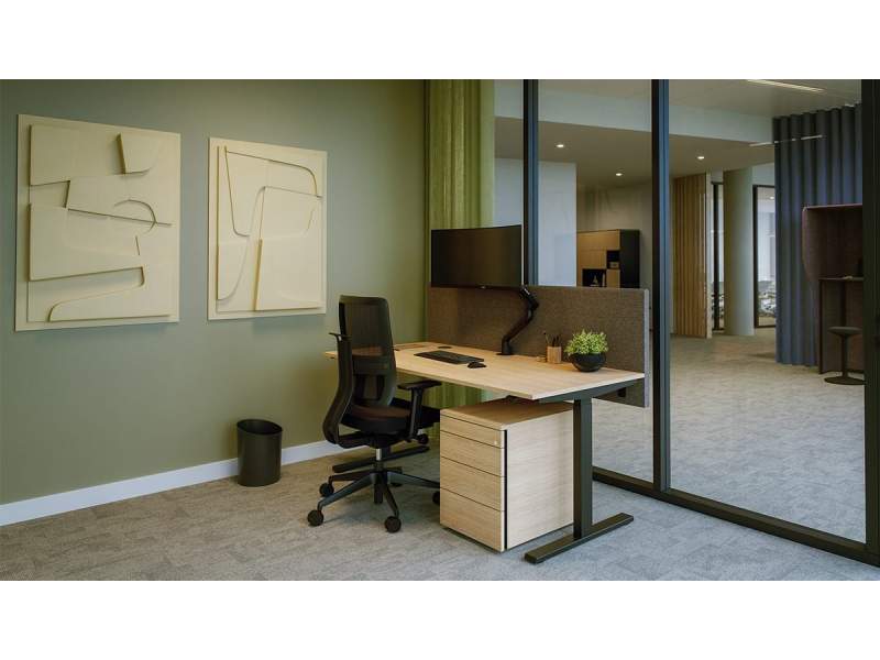 Neudoerfler Officebox Essential Work Arbeitsplatz mit akustischem Deskpanel im ruhigen Bürobereich