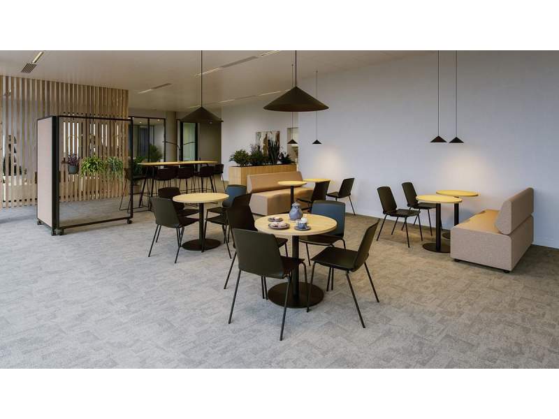 Neudoerfler Officebox Essential Café Aufenthaltsbereich mit Cafébestuhlung und Hochtisch für Pausen und informellen Austausch