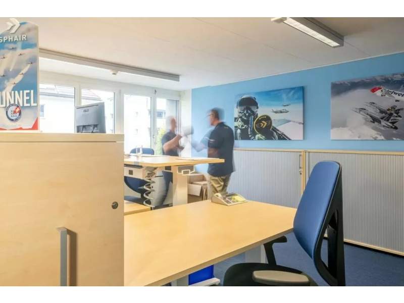 Schäfer Shop AG Workplace Solutions Arbeitsplatzbereich des Aero-Club der Schweiz mit ergonomischen Schreibtischen und blauem Farbkonzept