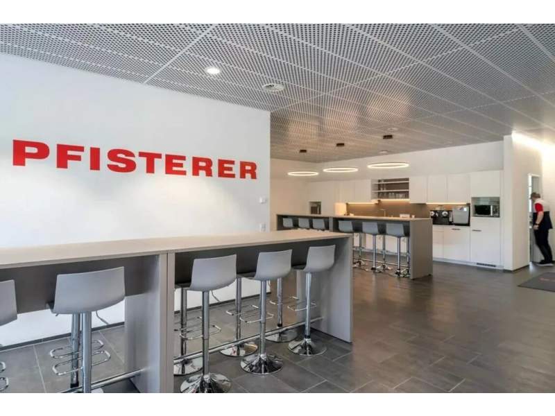Schäfer Shop AG Aufenthaltsbereich der PFISTERER AG mit Bartischen und integrierter Teeküche
