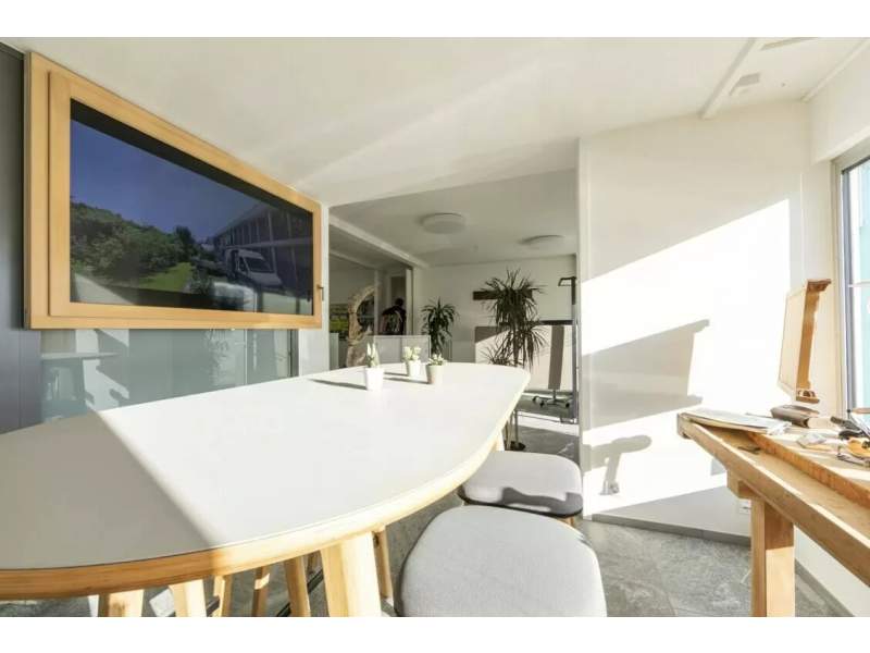 Schäfer Shop AG Besprechungsbereich der Gsell Fenster GmbH mit Hochtisch und integriertem Bildschirm