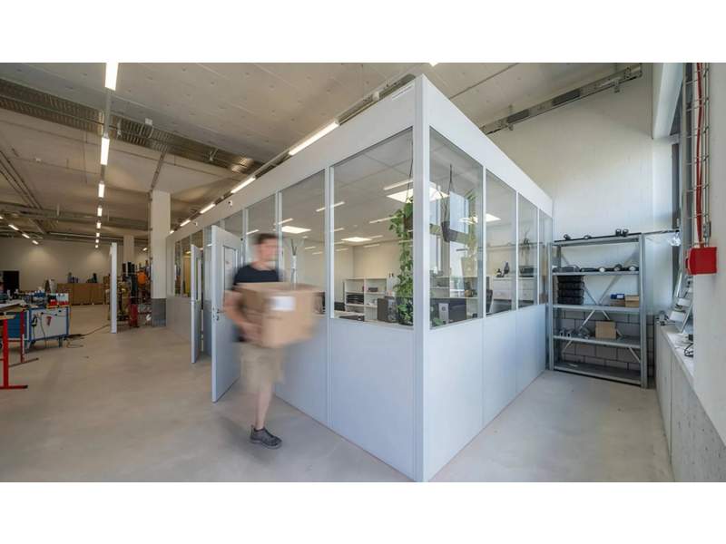 Schäfer Shop AG Halleneinbau mit Büroarbeitsplätzen der Richnerstutz AG in Produktionsumgebung