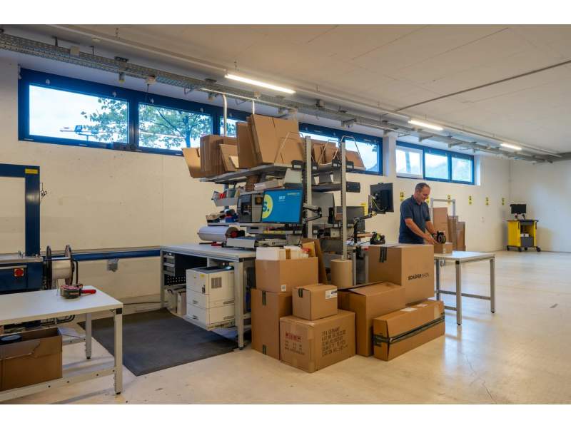 Schäfer Shop AG Verpackungsarbeitsplatz im 24h-Lager mit ergonomischer Fördertechnik