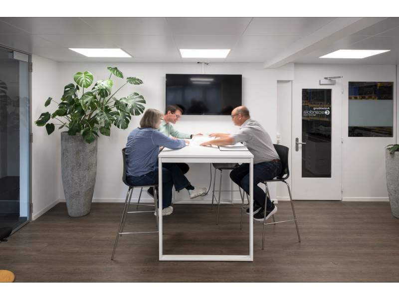 Schäfer Shop AG Besprechungsbereich der scandola light audio media gmbh mit Hochtisch und Medientechnik
