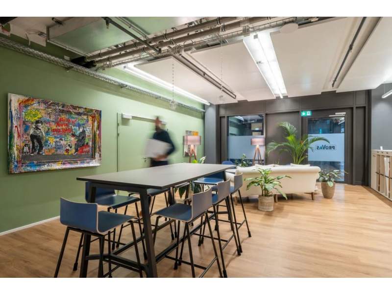 Schäfer Shop AG Aufenthaltsbereich der Provas AG mit Hochtisch und Loungezone
