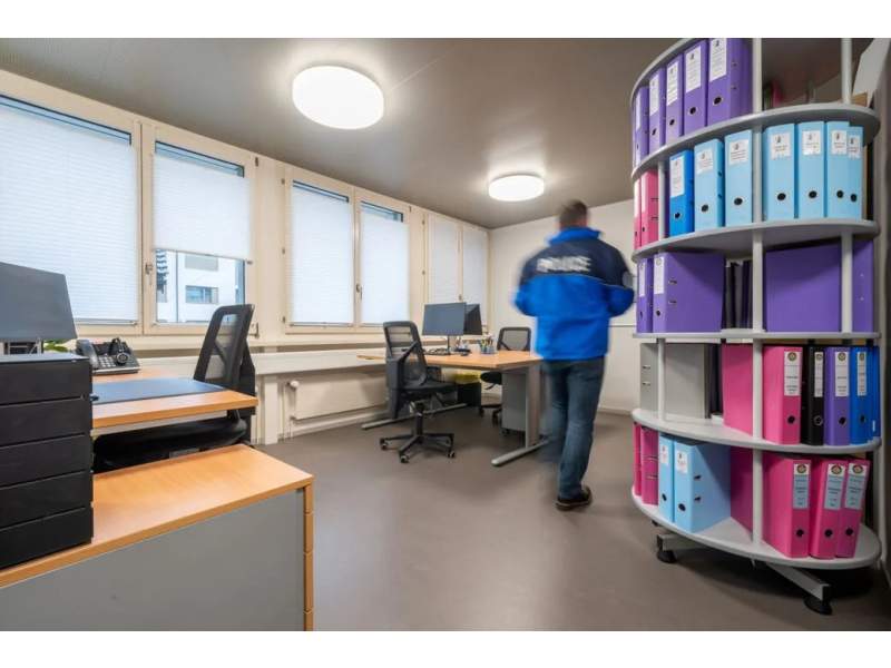 Schäfer Shop AG Büroarbeitsplätze der Polizeistation Aigle mit ergonomischen Schreibtischen und Rollregal