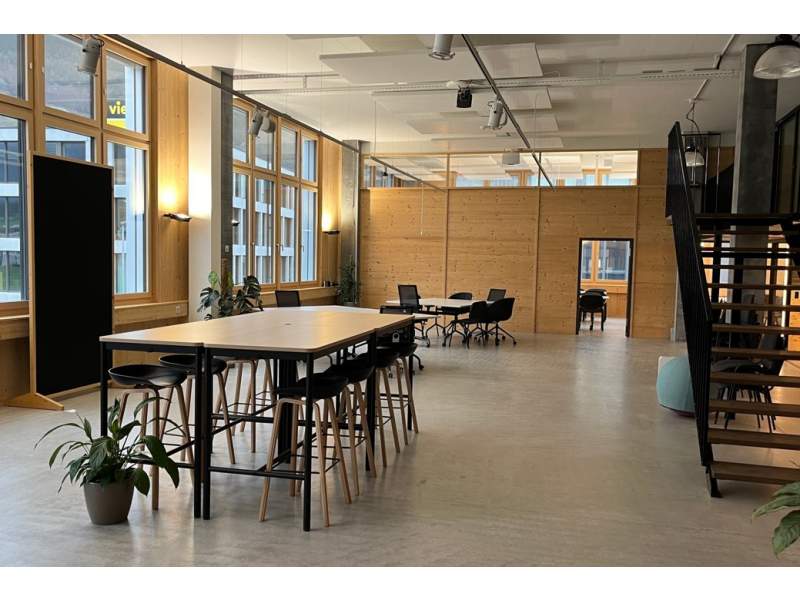 Schäfer Shop AG Coworking-Bereich des BIM Coworking Space mit Hochtisch und flexiblen Arbeitszonen