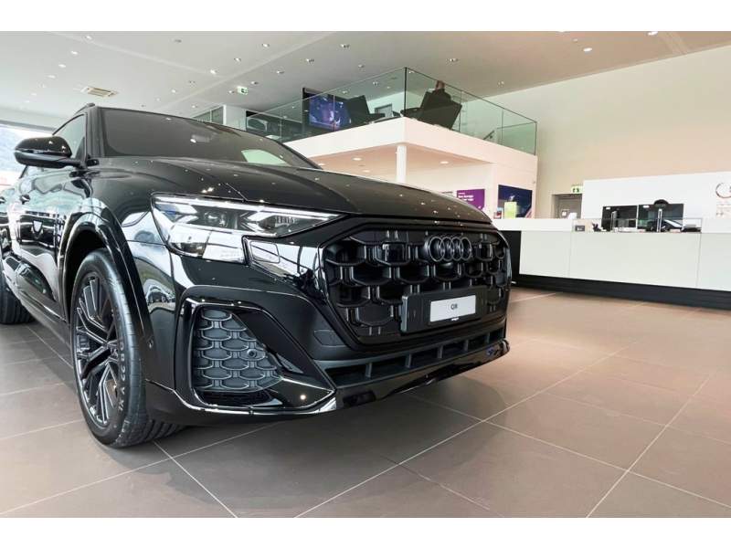 Schäfer Shop AG Fahrzeugshowroom der AMAG Chur mit Empfangsbereich und Audi Q8
