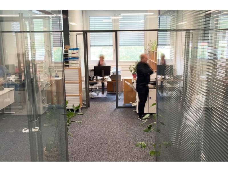 Schäfer Shop AG Bürobereich der Concordance SA mit ergonomischen Arbeitsplätzen und Glastrennwänden