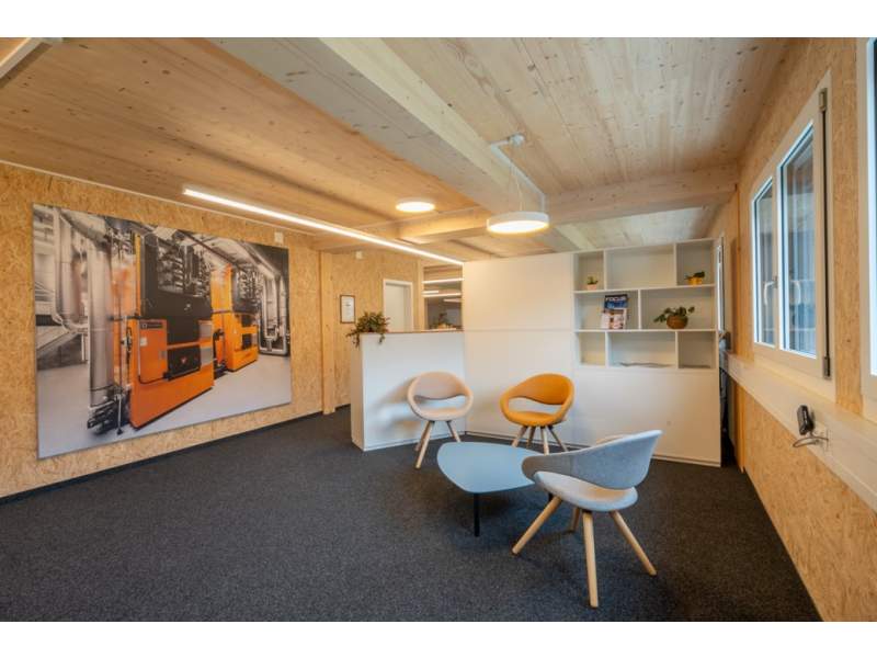Schäfer Shop AG Begegnungszone der Schmid AG energy solutions mit Lounge-Sitzgruppe und Holzinnenausbau