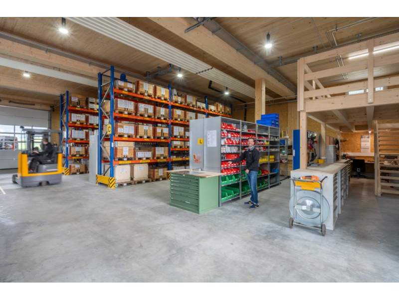Schäfer Shop AG Lagerbereich der Schmid AG energy solutions mit Regalsystemen und Lagerarbeitsplatz